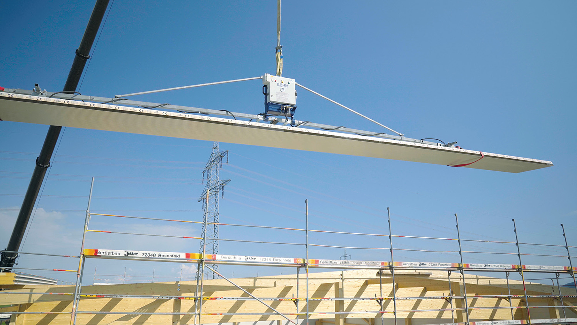 Das Vakuumhebegerät Clad-Boy von Aero-Lift kann Sandwichelemente und Trapezbleche bis zu 500 kg aufnehmen, heben und schwenken Foto des Vakuumhebegerät Clad-Boy von Aero-Lift im Einsatz auf einer Baustelle