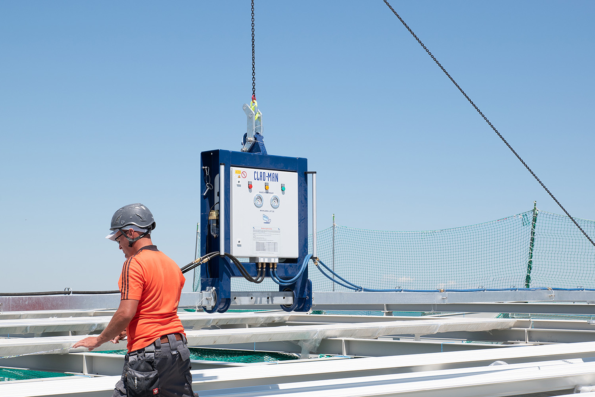 El aparato elevador por vacío Clad-Man de Aero-Lift puede recoger, elevar y bascular paneles sándwich y chapas trapezoidales de hasta 800 kg de peso. Foto del aparato elevador por vacío Clad-Man de Aero-Lift, en uso en una obra.