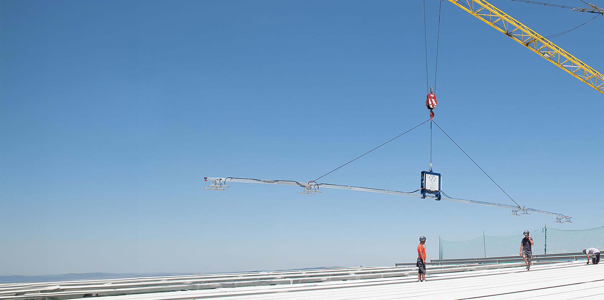 Die Firma Aero-Lift produziert und entwickelt modernste Vakuumhebetechnologien. Aufnahme eines Hebekrans mit Vakuumhebegerät, von Aero-Lift, im Einsatz auf der Baustelle