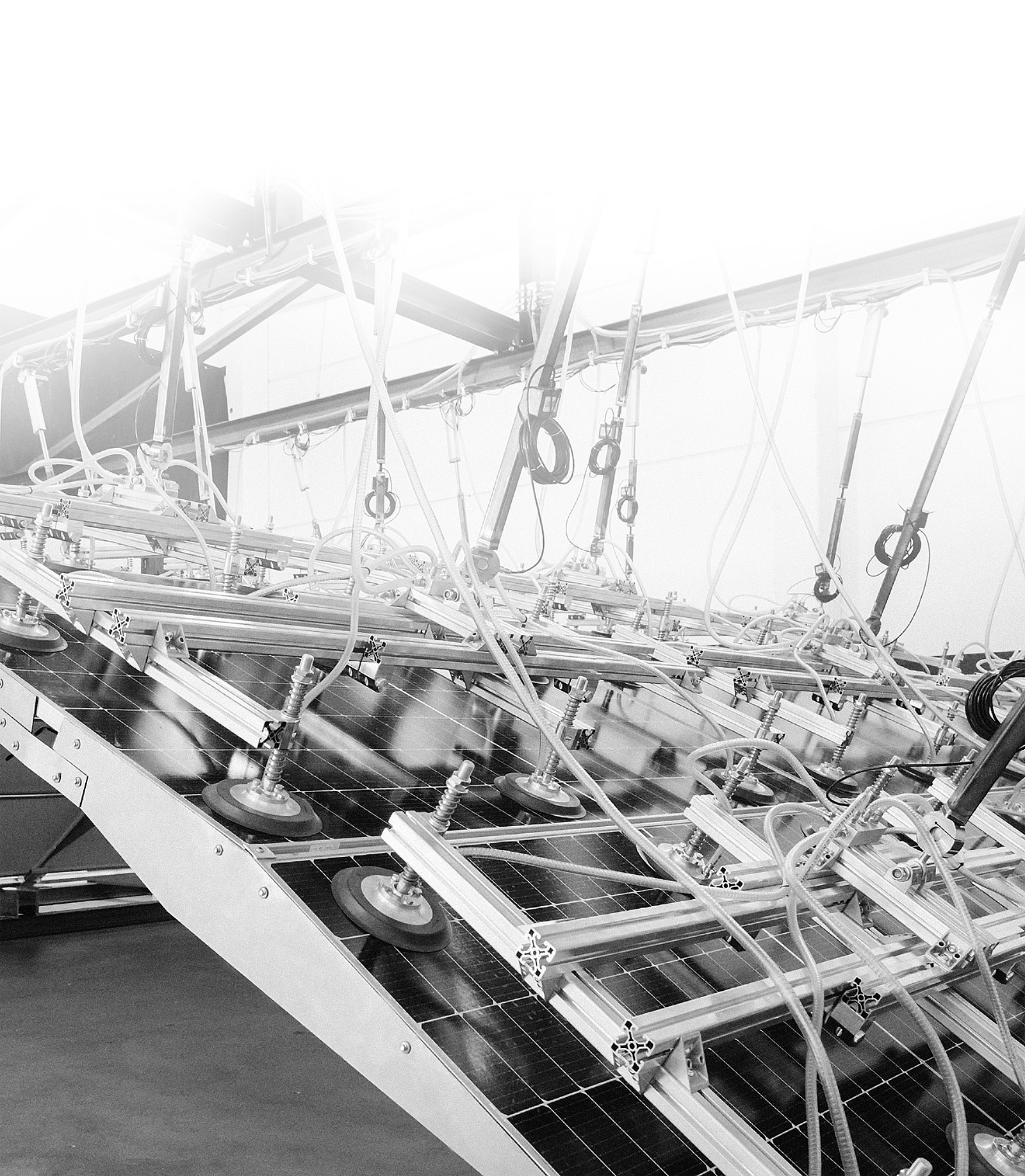 Dank der neusten Vakuumhandhabungstechnologie von Aero-Lift, können sie schwere Lasten sicher und leicht bewegen, drehen und heben Ein Vakuumhebegerät von der Firma Aero-Lift im Einsatz