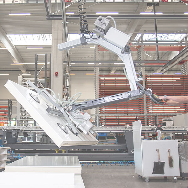 Vacuum lifter of the company AERO-LIFT at the customer Narr in the production hall