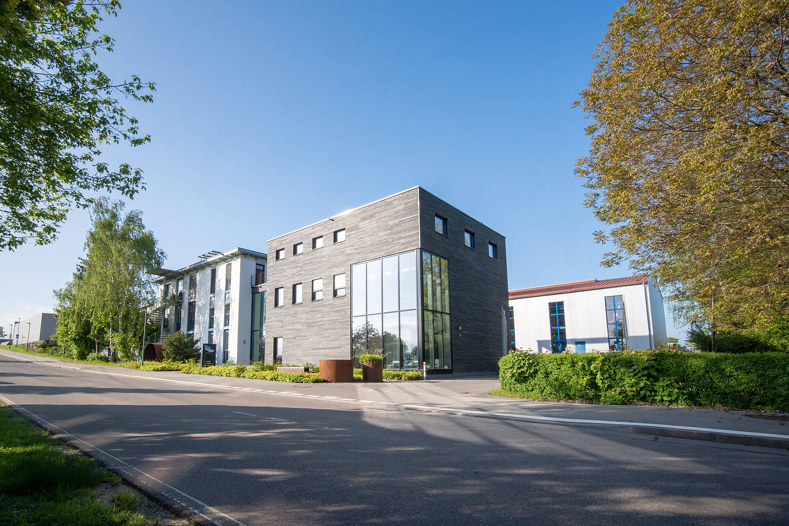 Die Firma Aero-Lift produziert und entwickelt modernste Vakuumhebetechnologien. Aufnahme der Außenansicht des Firmengebäudes von Aero-Lift in Binsdorf
